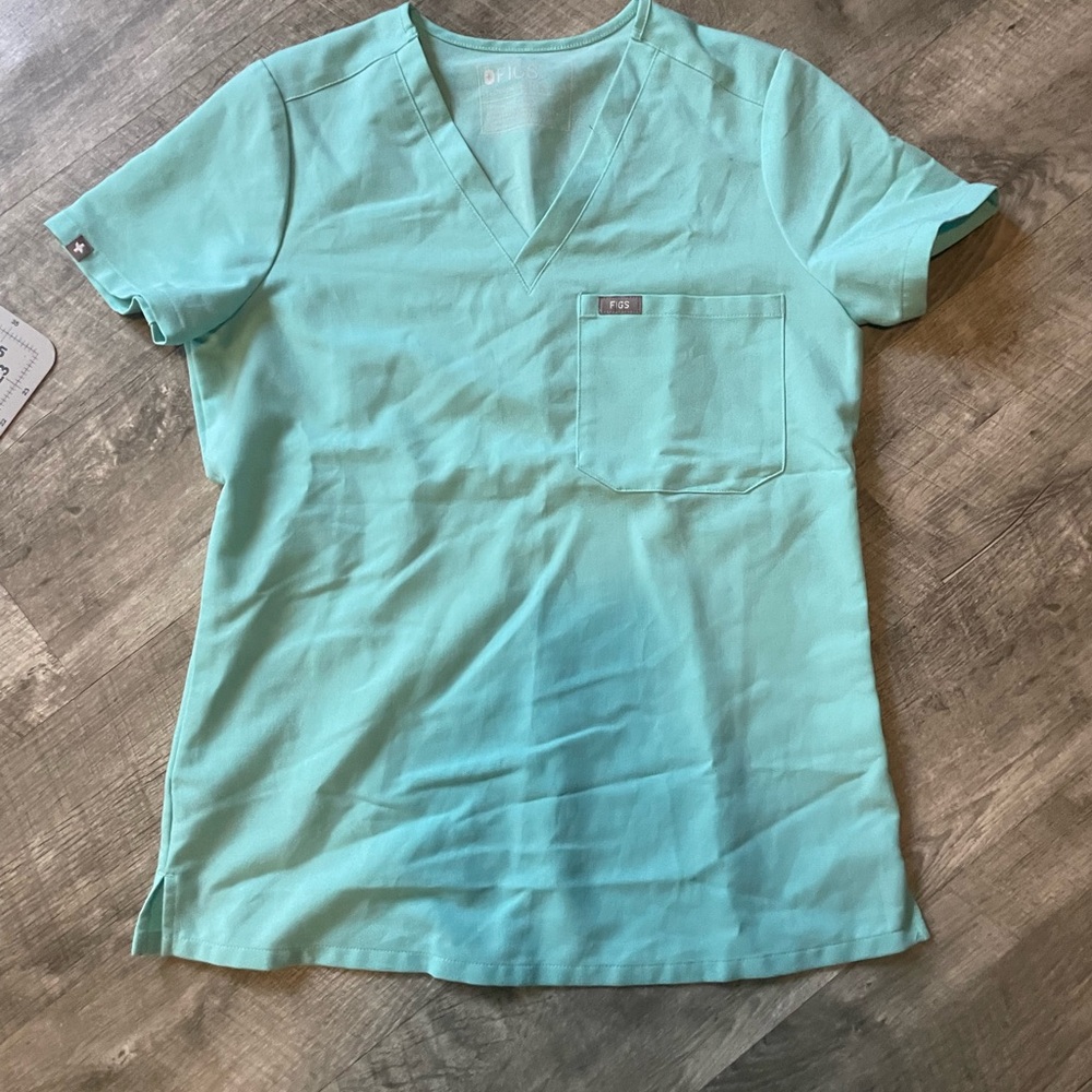 Figs top light blue unsure of exact color. Xs one pocket